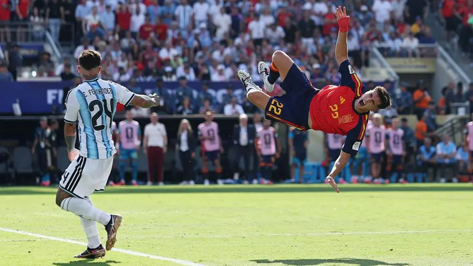Enzo Fernández fouls Pau Cubarsí during the FIFA World Cup final.